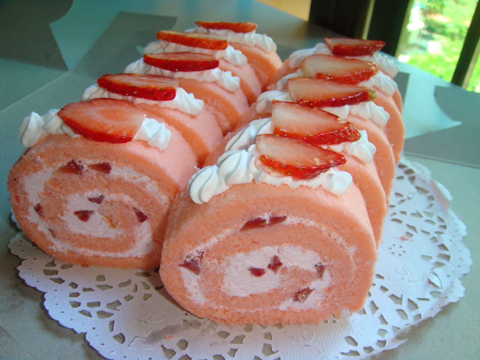 Yummy Baking Strawberry Swiss Roll