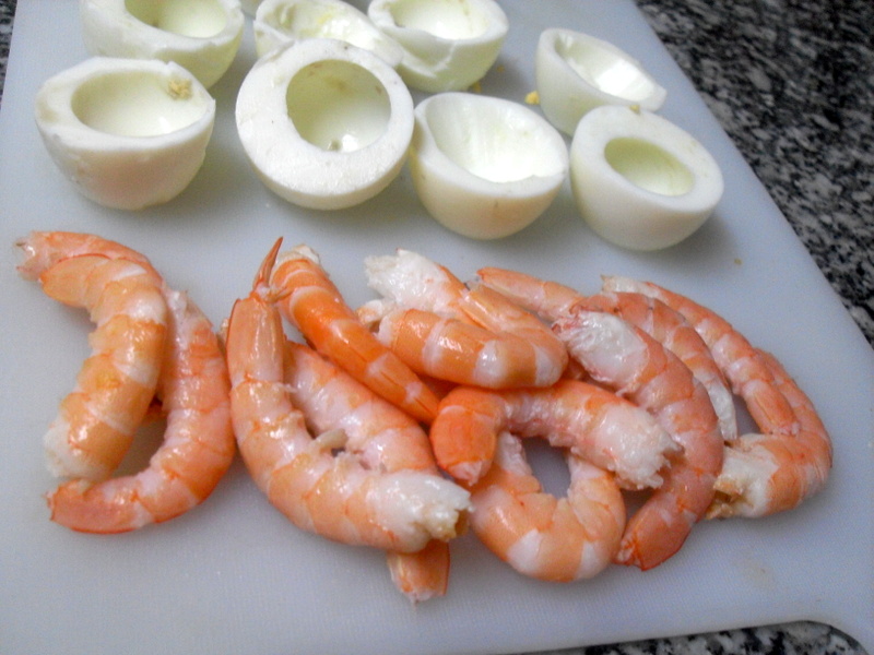 Huevos y langostinos cocidos.