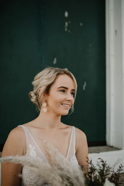 HUNTER AND CO PHOTOGRAPHY BOHO BRIDE TOWNSVILLE BRIDAL GOWN BOUQUET HAIRSTYLE
