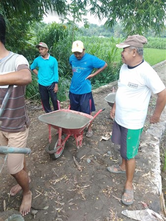 dokumentasi kegiatan gotong-royong pembangunan jalan usaha tani