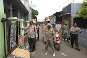 TNI Polri Giat Semprot Disinfektan dan Bagi Masker Di Masa PPKM Skala Mikro