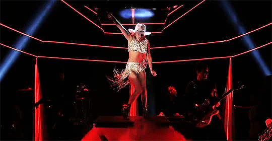 Lady Gaga interpretando A-YO en SNL (2016)