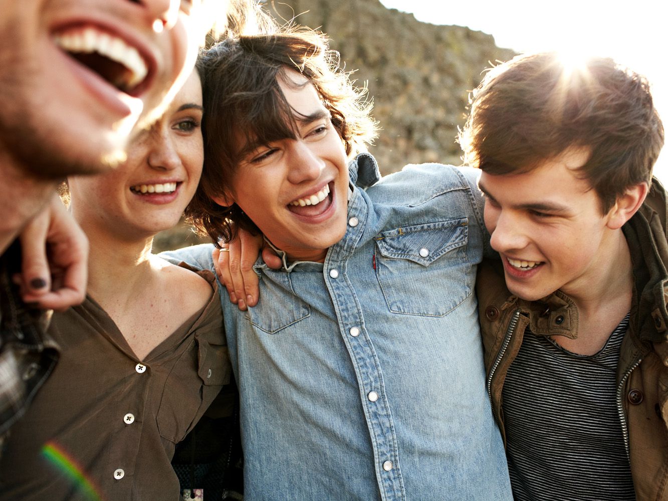 Молодая группа подростков. Подростки смеются. Подросток с другом. Друзья смеются. Смех подростка.