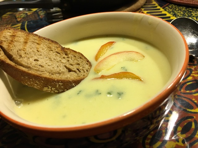 Meerrettich-Suppe mit Apfelspalten ~ LuboBase