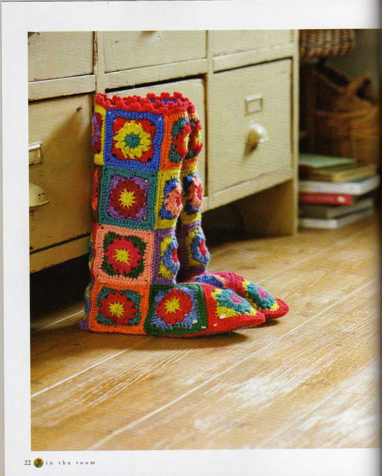 тапочки следки бабушкины квадрат. тапочки бабушкин квадрат. тапочки сапожки из шестиугольников крючком на войлочной. сапожки из шестиугольников. тапочки сапожки бабушкин квадрат.