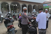Personel Polsek Muara Batu Bagikan Masker  Kepada Jamaah Shalat Idul Adha 1442H