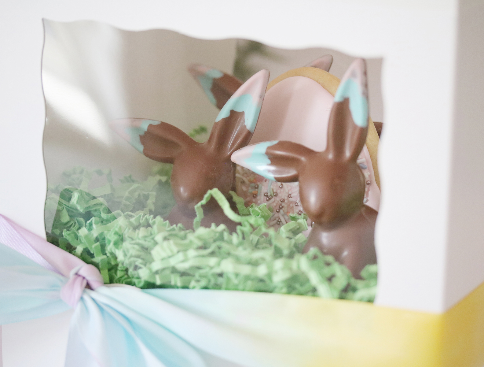 Oh hoppy day! Sweet hostess gift wrapping inspiration using cake pop boxes and hand lettering | Creative Bag