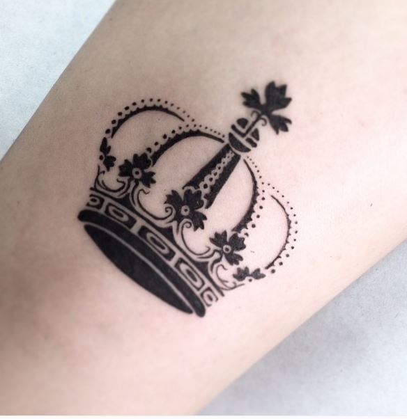 50+ Best Queen Tattoos for Women (2019) Crown, Spades