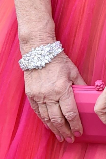Helen Mirren ha abbinato al collier il bracciale vintage del 1959 in platino con 57,30 carati di diamanti.