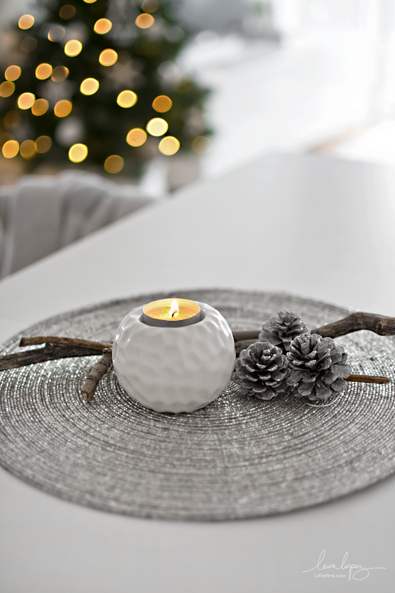 Nordic style Christmas tree and minimal decoration for living-room / Árbol de Navidad de estilo nórdico y decoración minimalista para el salón