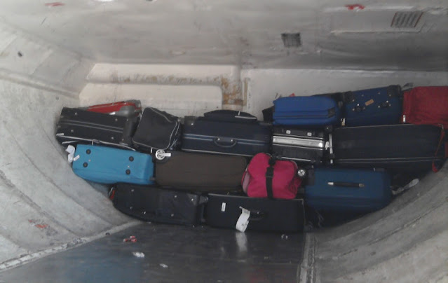 EXCLUSIVO – Líquidos vazam de cadáver em avião e contamina bagagens de passageiros que desembarcaram em Porto Velho