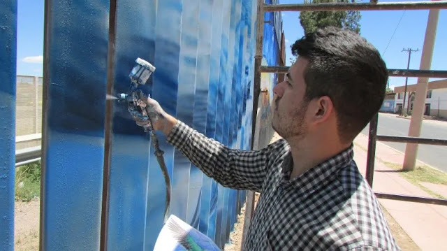 Pintor originario de Navojoa cumple su sueño de pintar el muro fronterizo