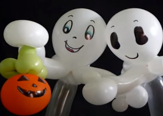 Geister mit Kürbissen aus Luftballons zur Halloweendekoration.