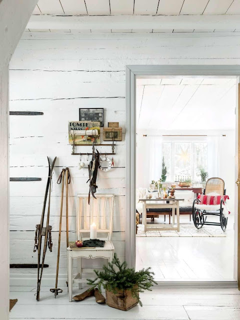 Old-fashioned Christmas in a stylist's 19th century farmhouse