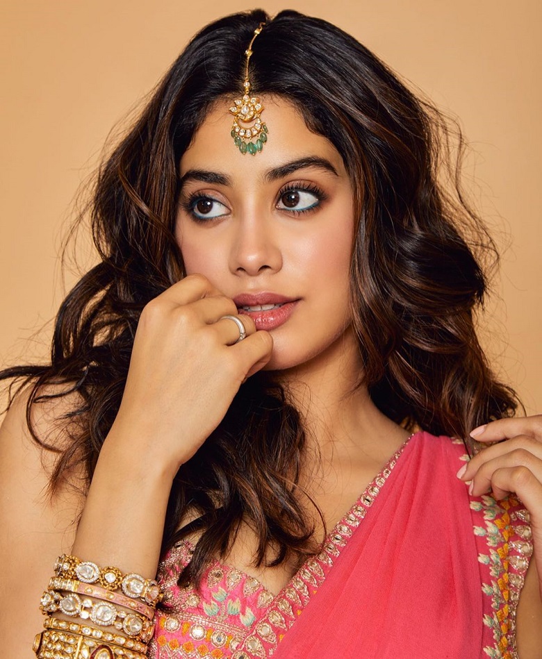 Janhvi Kapoor Saree Dream Fulfills in These Latest Pics