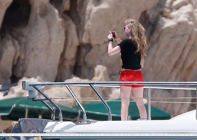 NcisBlog: Avril Lavigne Vacation in Cabo, Mexico 20 July 2012