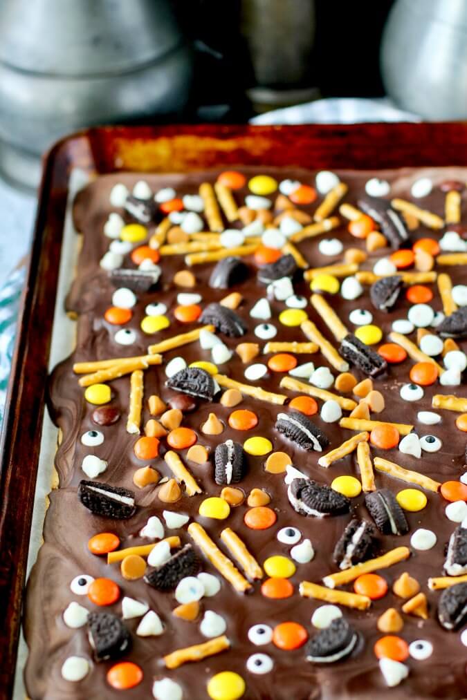 Halloween Candy Bark with graham crackers