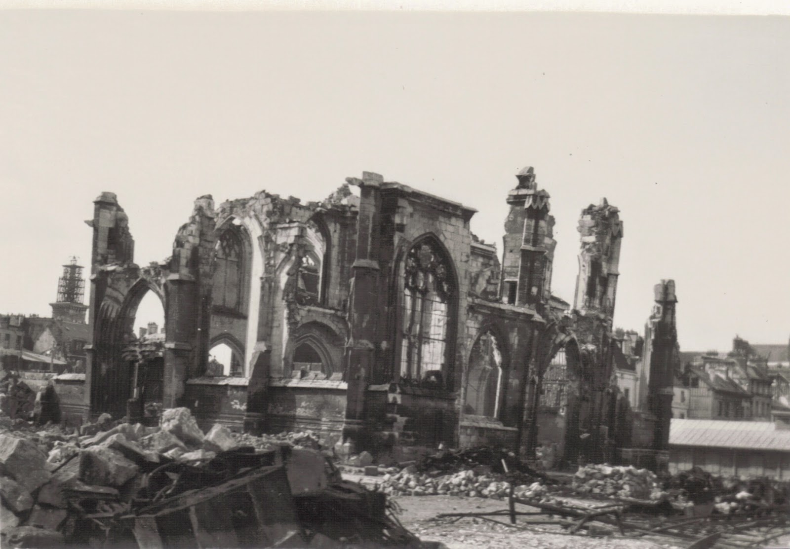 Vues de Rouen apres les bombardements WWII Photos identifiées