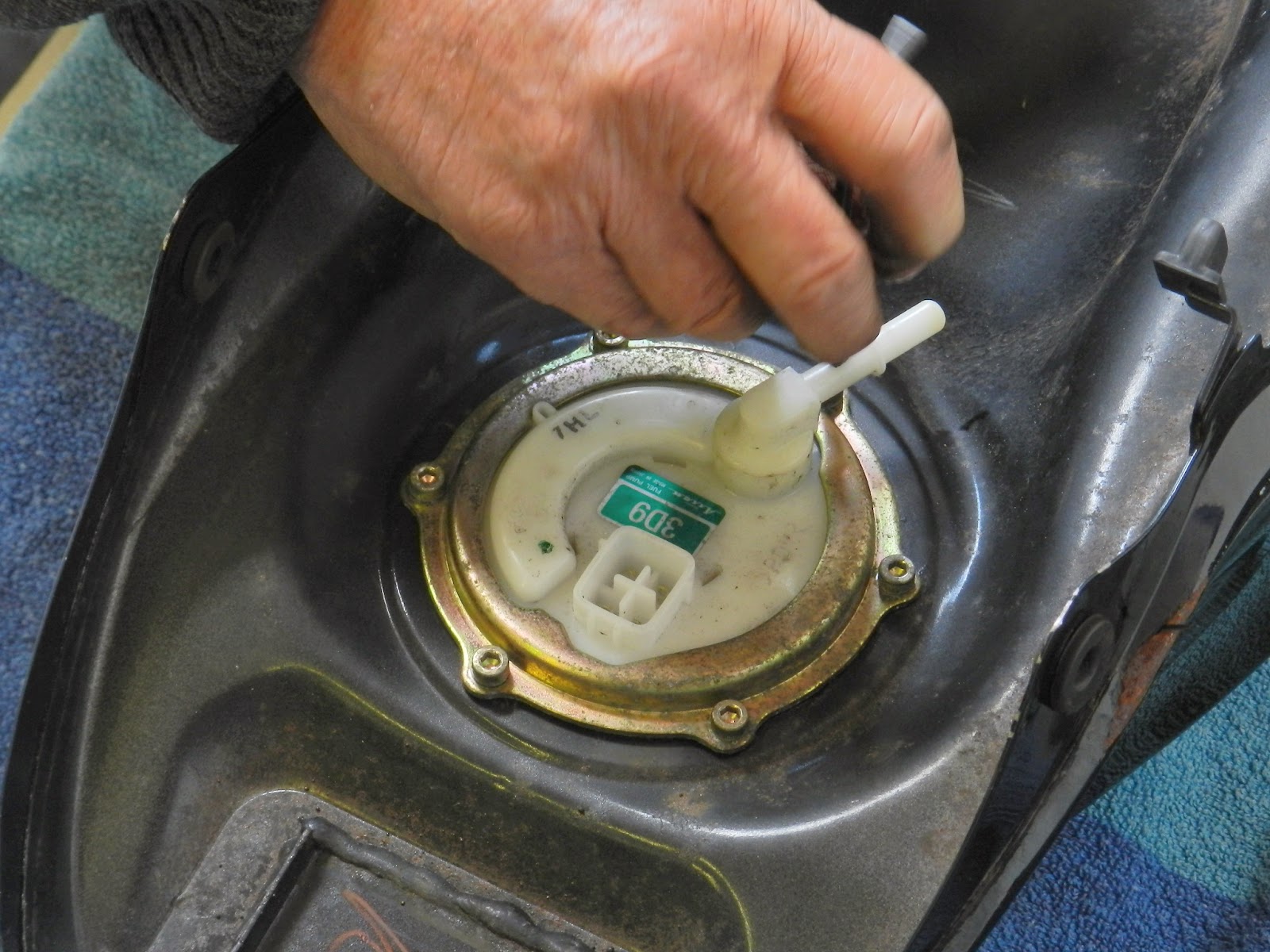 Yamaha YBR 125 Owner Blog Yamaha YBR 125 fuel injection pump removal