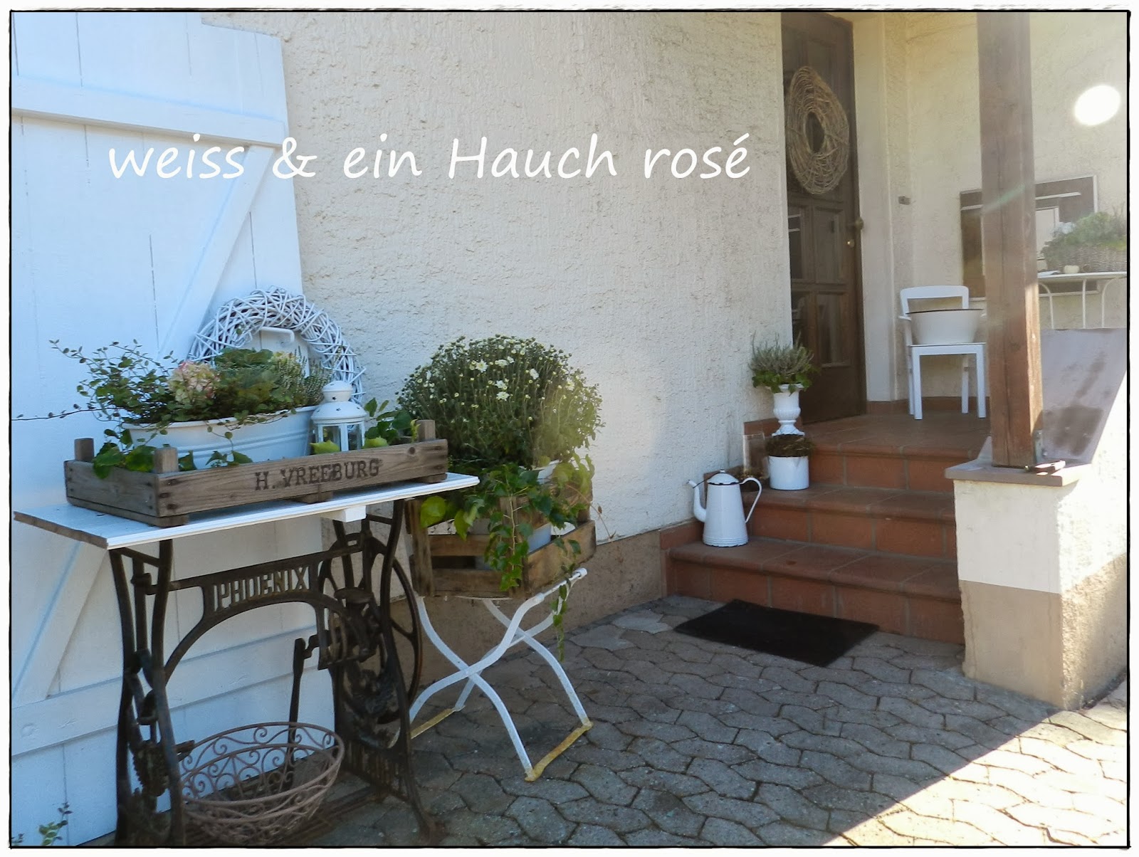 weiß & ein Hauch rosé: Vor der Türe...