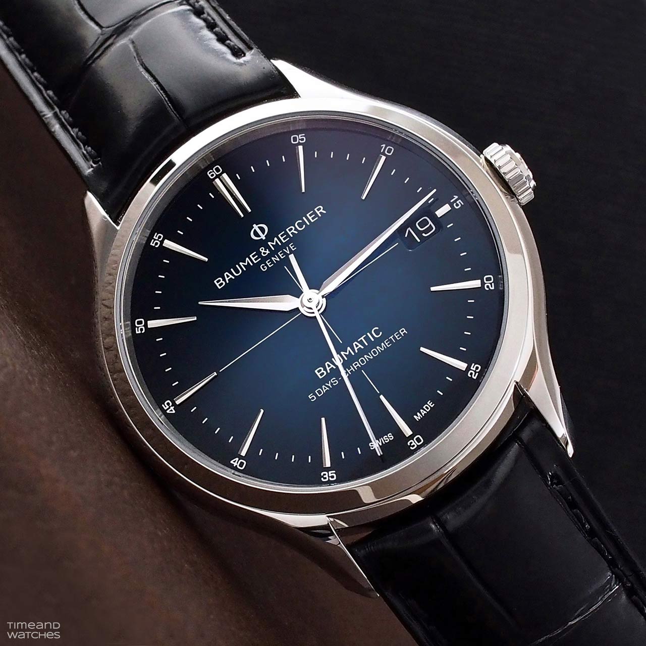 omega - Montre budget 3e / 4e - Nomos, Omega ou autre? Baume-et-Mercier-Clifton-Baumatic-Blue-Dial-10467-003c