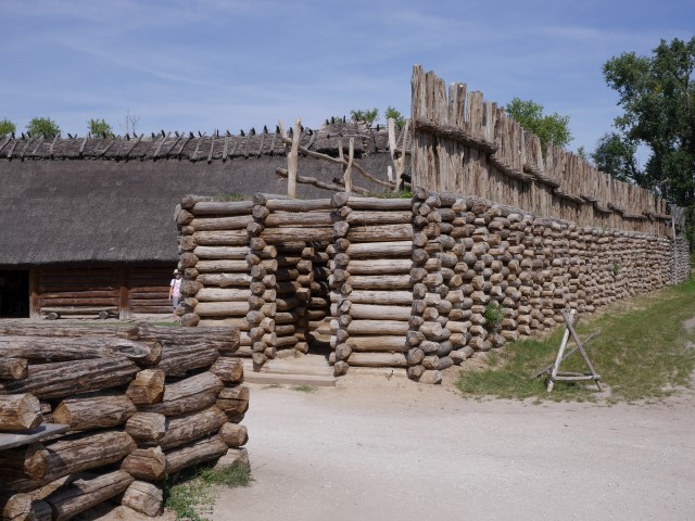 omheining van houten balken in prehistorische vindplaats Biskupin in Polen