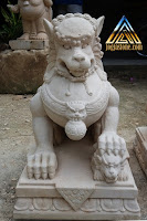 Patung foo dogs dibuat dari batu alam