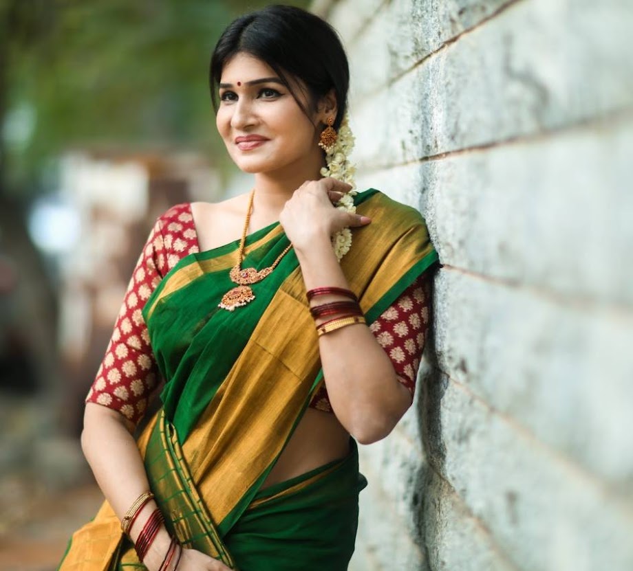 Anjena Kirti in saree photos