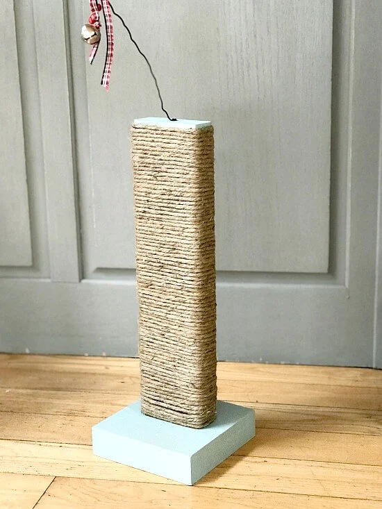DIY Scratching post for kittens