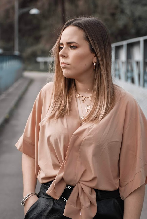 Outfit con pantalones de polipiel de FemmeLuxe