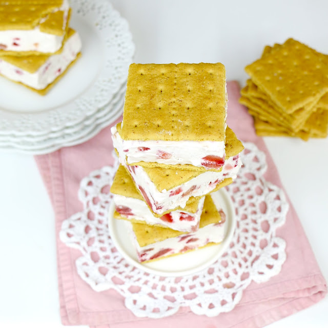 {VIDEO} Skinny Strawberries & Cream Frozen Yogurt Ice Cream Sandwiches