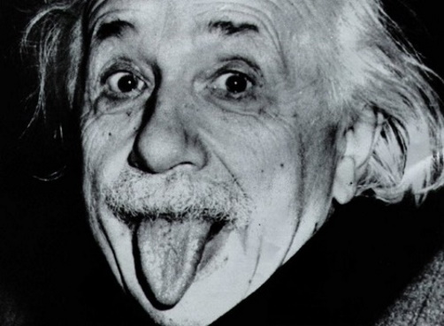 Por Arthur Sasse, fotógrafo da agência de notícias United Press International (UPI). Albert Einstein dando língua. #PraCegoVer