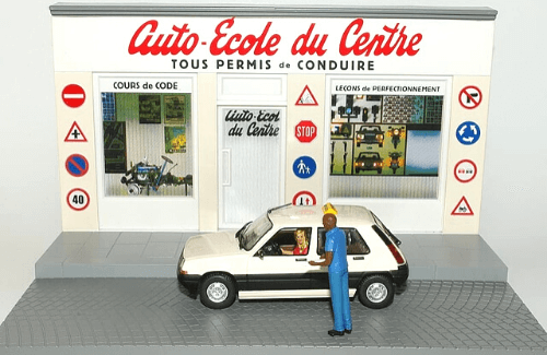 Diorama y el coche de la Escuela de Conducción en escala 1/43