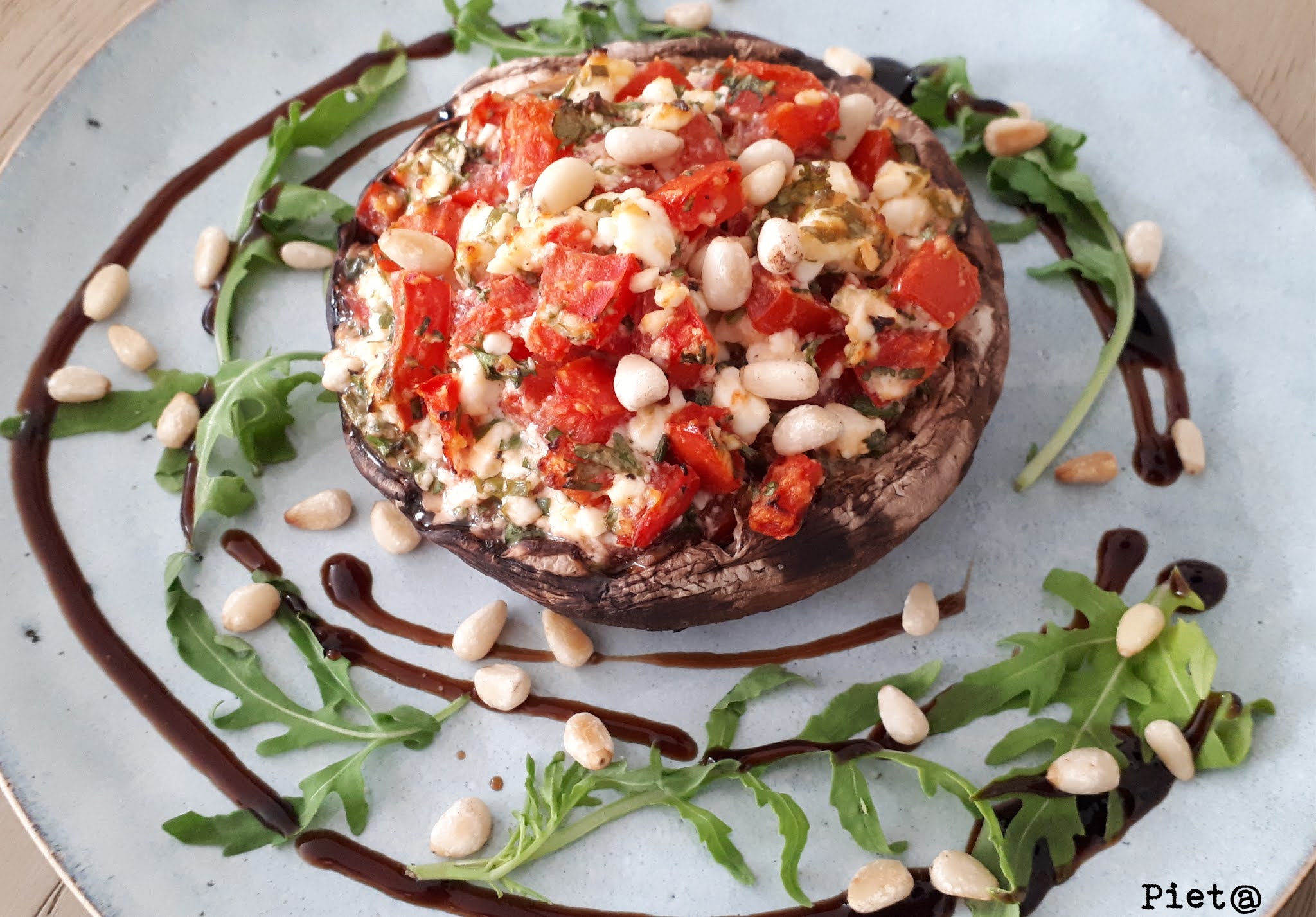 Pieta's hapjes Portobello gevuld met pruimtomaat en feta