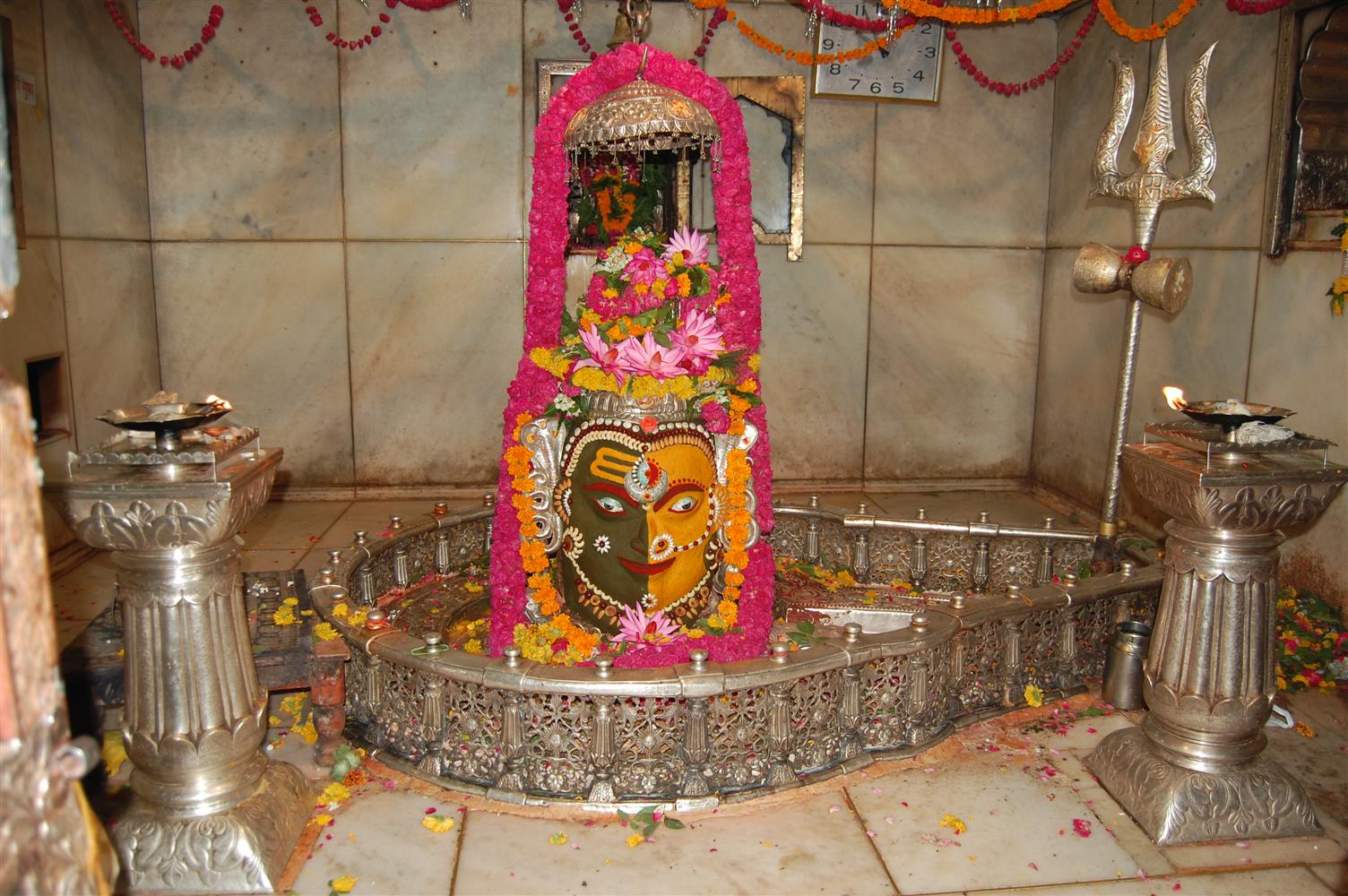 http://1.bp.blogspot.com/-IWdaMA8AQBo/UWuR-BRr-hI/AAAAAAAAAGk/7C07nQCiKEY/s1600/mahakal-shringar-ujjain.JPG