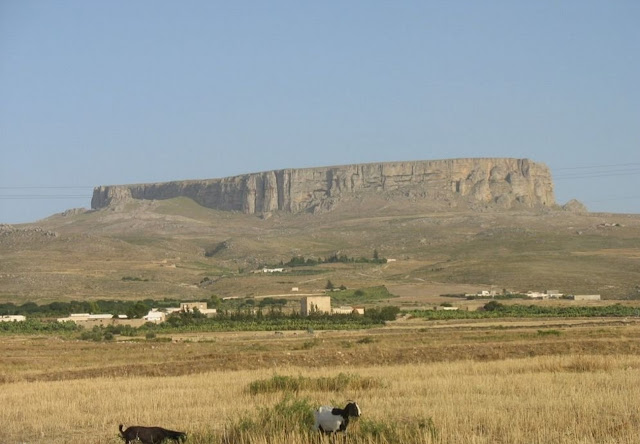 Плато Югурты в Тунисе — скала высотой 600 метров и размерами 1500×500 метров, место укреплённого лагеря нумидийского царя.