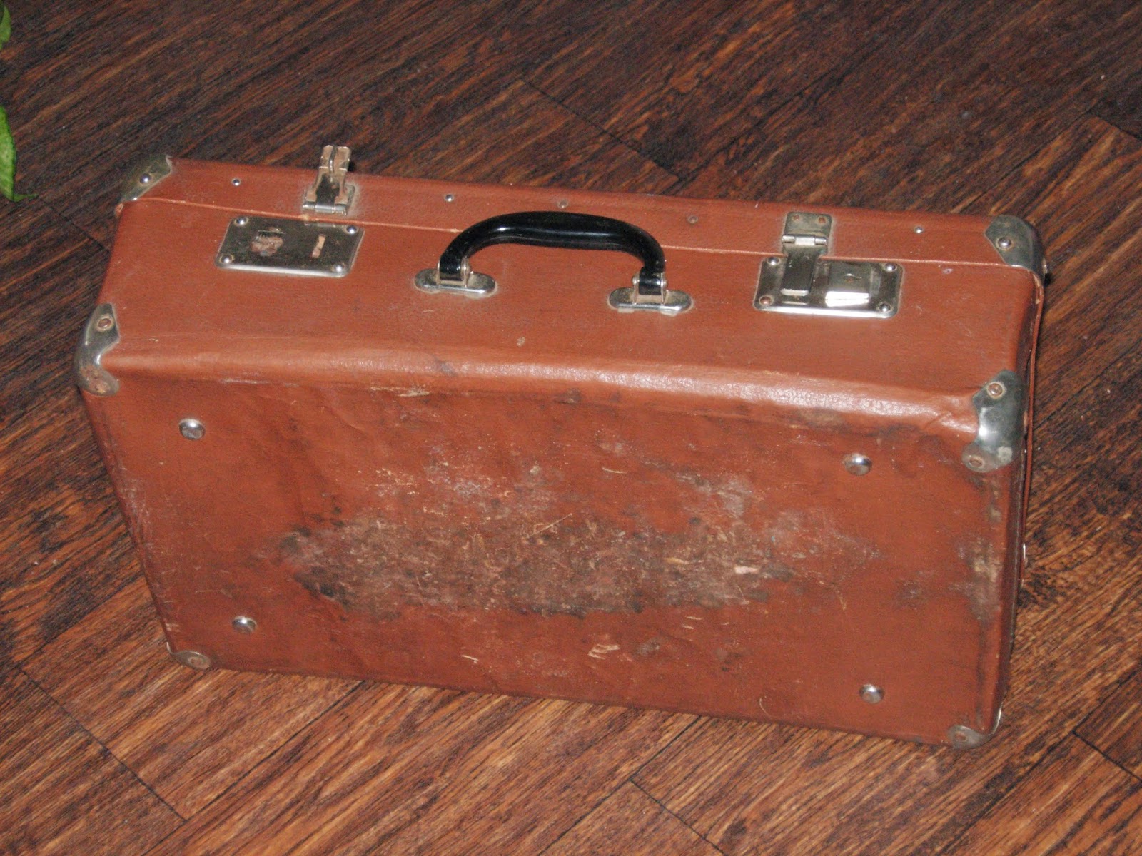 Чемодан старого образца. Старый чемодан. Как открыть старый чемодан. Замок старого чемодана. Чемодан старинный реставрированный.