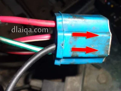 pasang kembali bagian pelindung luar socket relay