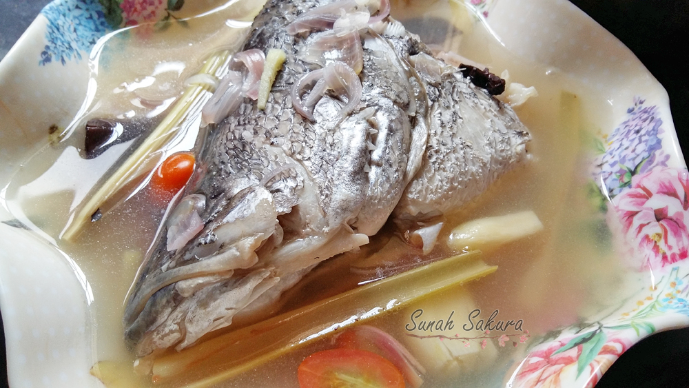 Featured image of post Resepi Sup Ikan Siakap Selepas diperap tabur rata 3 4 sudu besar tepung jagung di depan dan belakang ikan untuk elak ikan melekat dan menjadikan isinya lebih
