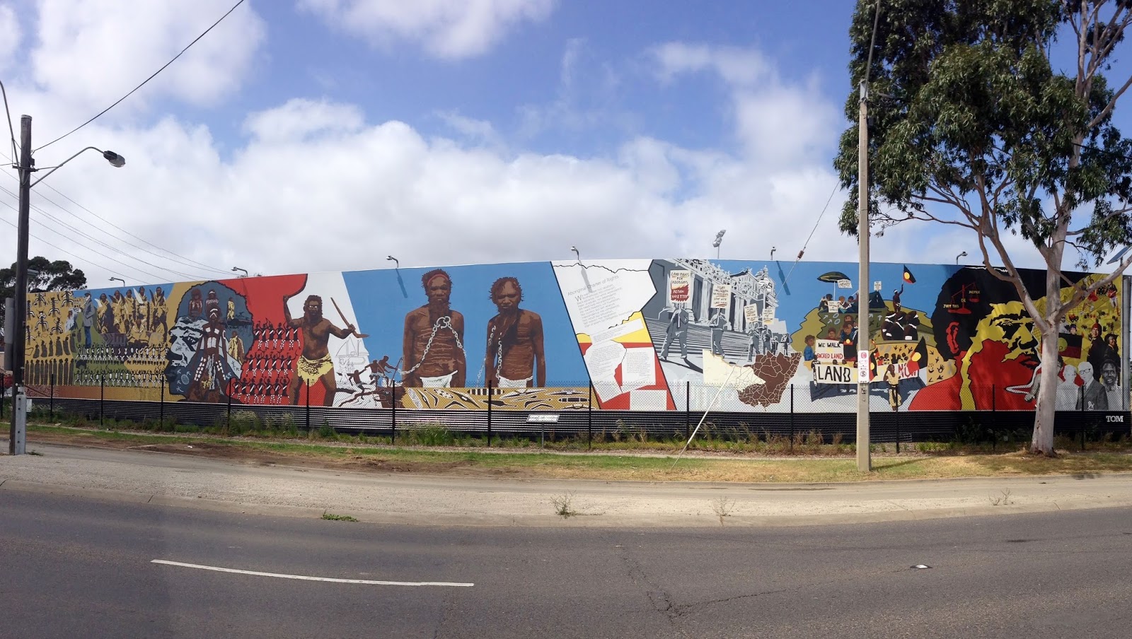 Green Gourmet Giraffe Aboriignal Street Art in Melbourne (2) for