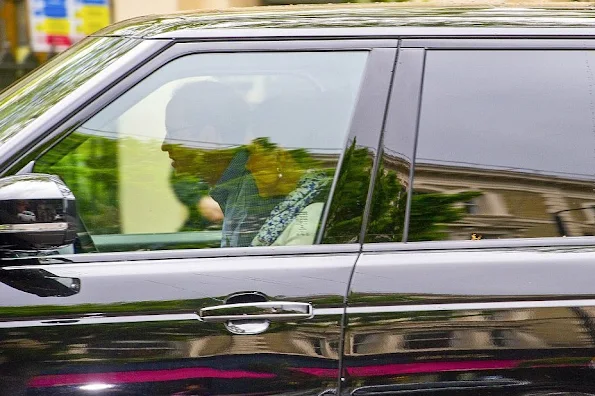  Prince George and four-day-old Princess Charlotte