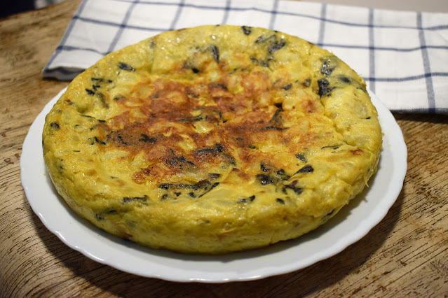 Tortilla de patatas con trompetas de la muerte