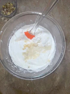 pour-the-mixture-into-the-cream