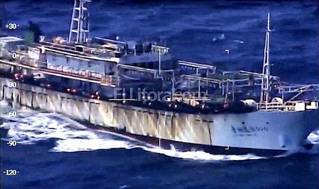 Pesqueiro ilegal chinês tenta fugir da guarda costeira argentina