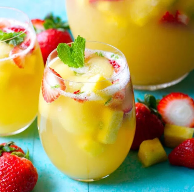 Sparkling Pineapple Strawberry Punch #drink #summer