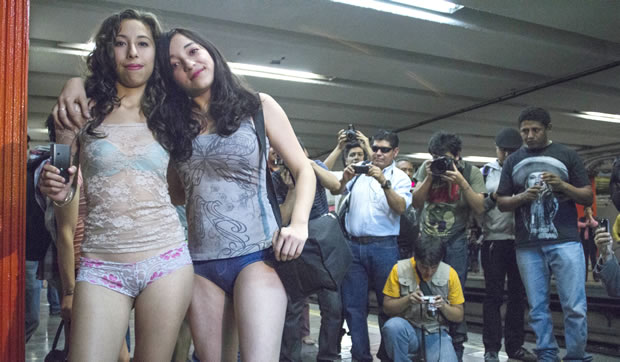 En la ciudad de México se realizó el recorrido "Viaje sin pantalones e...