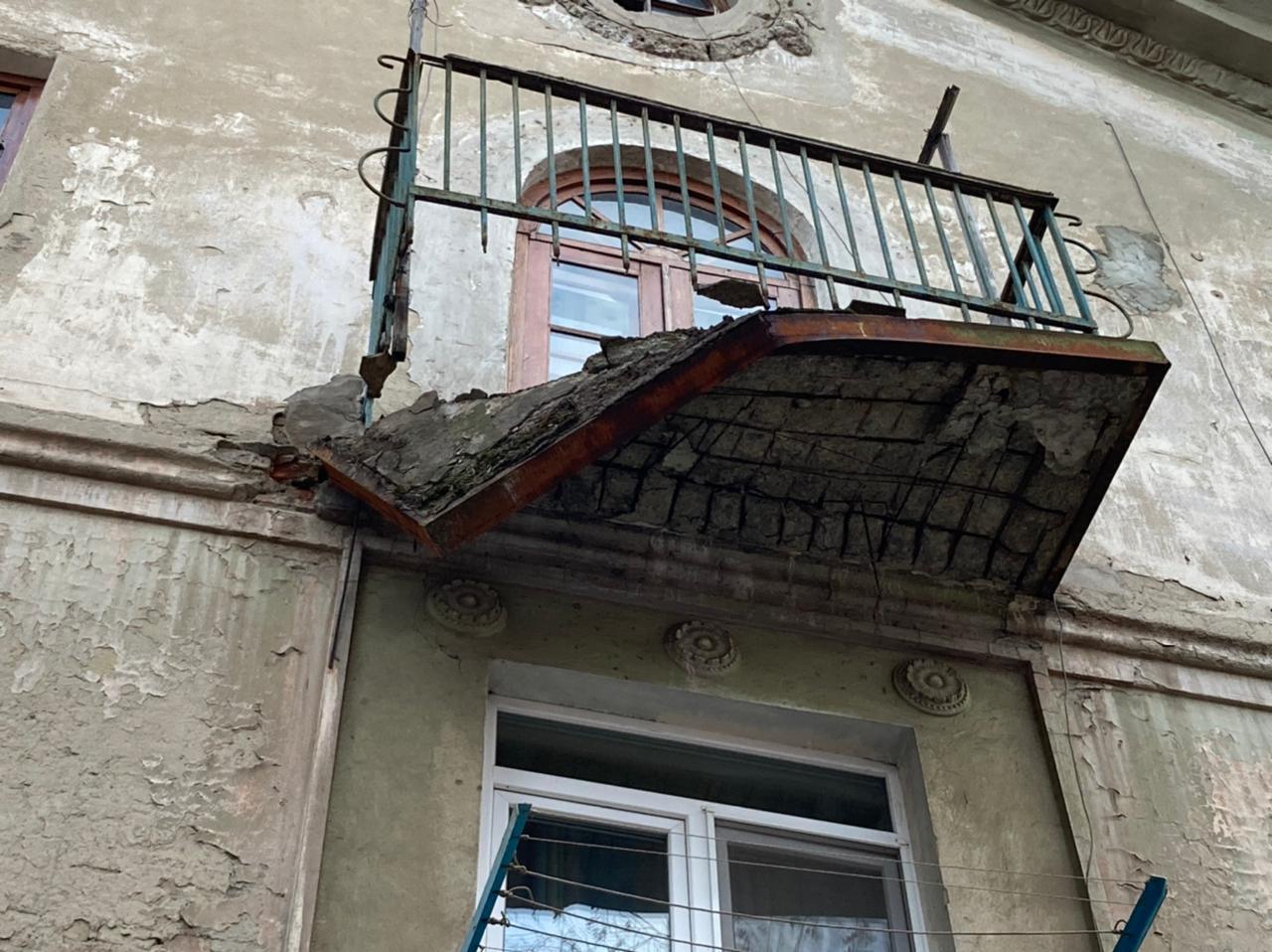 Трещина на балконе. Разрушенные плиты балконов. Аварийный балкон. Разрушенная балконная плита. Плита балкона.
