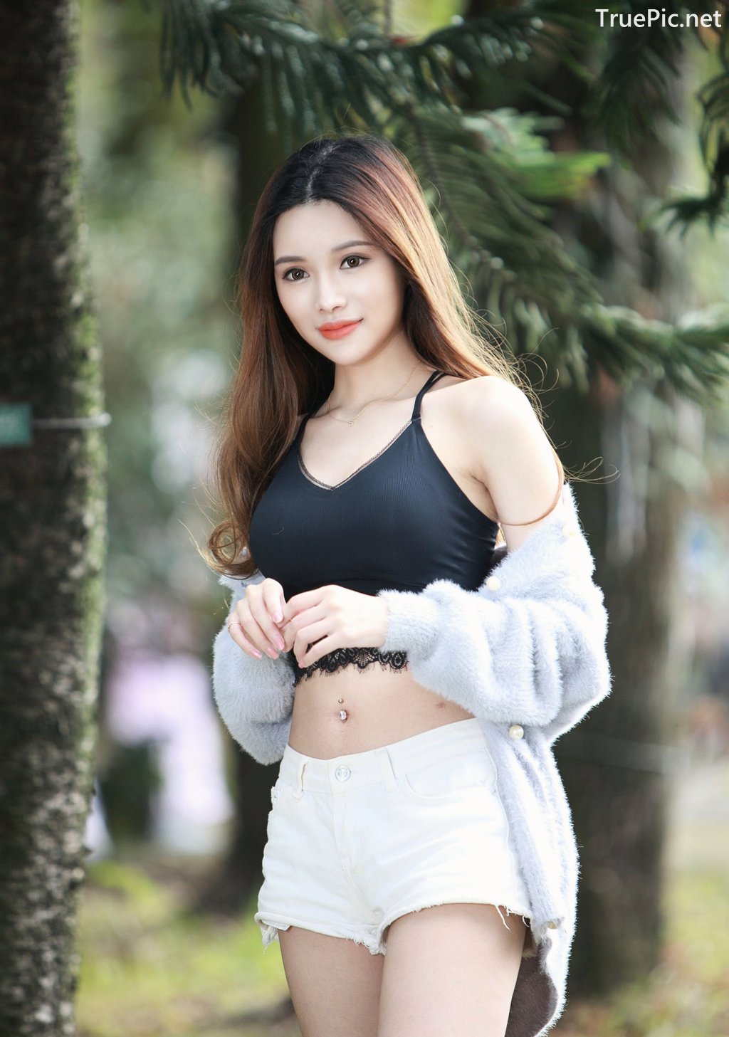 Image-Taiwanese-Model–莊舒潔–Hot-White-Short-Pants-and-Black-Crop-Top-TruePic.net- Picture-3