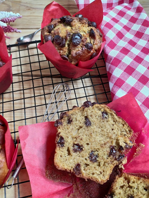 Receta de muffins de plátano y pepitas de chocolate. Desayuno, merienda, postre. Fruta de temporada. Sencillos, ricos, jugosos, tiernos, húmedos, esponjosos, caseros. Cuca