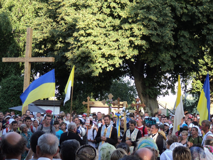 Прочан,які прийшли на прощу із карпатських гір  привітав пр.владика Василій Семенюк